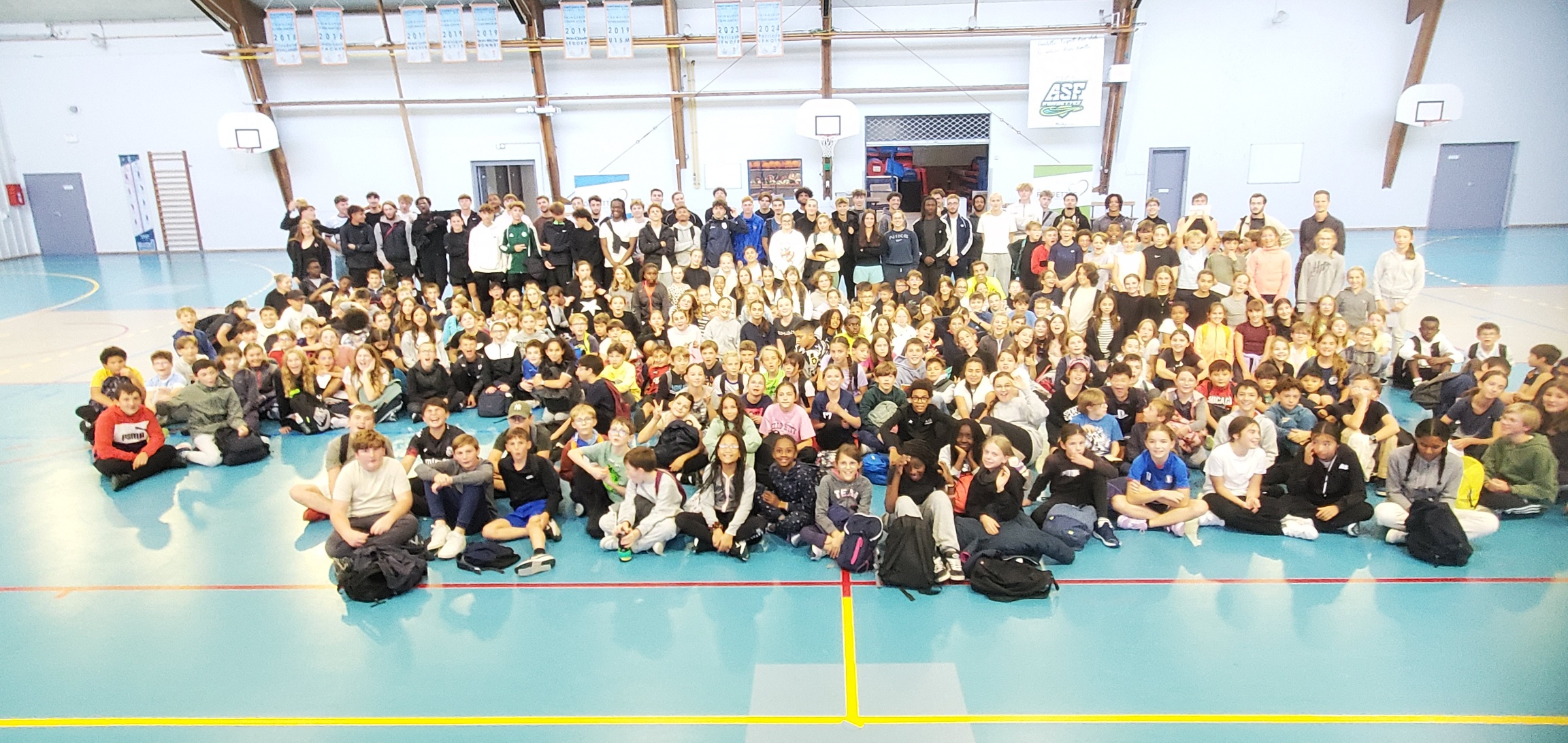 Les élèves de 6e et 5e encadrés par les étudiants de l'IPMS et les organisateurs du rallye